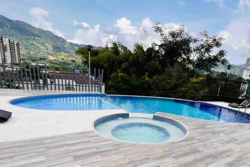 a swimming pool in the middle of a patio at Apartamento nuevo, central, hermosa vista. in Dosquebradas