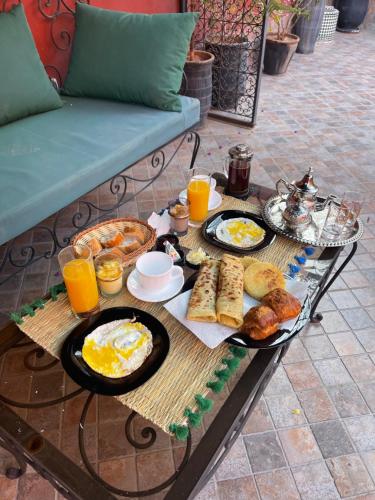 马拉喀什RIAD GJULJA的包括鸡蛋、面包和橙汁的早餐桌