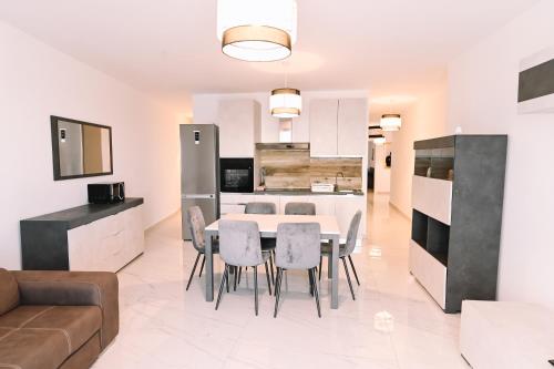 Una cocina y un comedor con mesa y sillas. en Spacious 3 bedroom in Sliema!, en Sliema