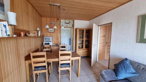 eine Küche und ein Esszimmer mit einem Tisch und Stühlen in der Unterkunft Ferienwohnung L412 für 2-4 Personen an der Ostsee in Schönberg in Holstein