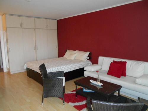Habitación con cama, sofá y mesa. en Ferienappartement E417 für 2-4 Personen an der Ostsee, en Schönberg in Holstein