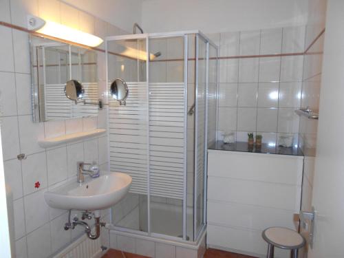y baño con ducha acristalada y lavamanos. en Ferienappartement E417 für 2-4 Personen an der Ostsee, en Schönberg in Holstein