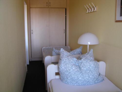 ブラズィリアンにあるFerienappartement E220 für 2-4 Personen an der Ostseeのソファ、ランプ、椅子が備わる客室です。