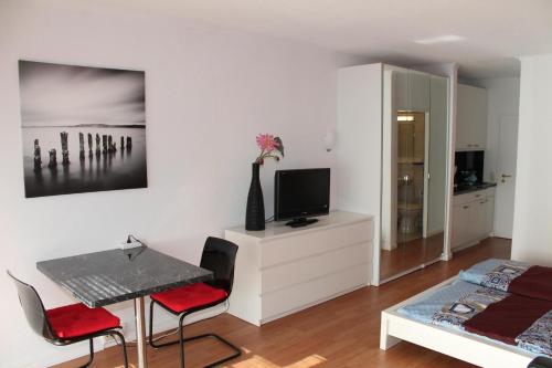 1 dormitorio con escritorio, 1 cama y 1 mesa en Ferienappartement K1207 für 2-4 Personen mit Ostseeblick, en Schönberg in Holstein