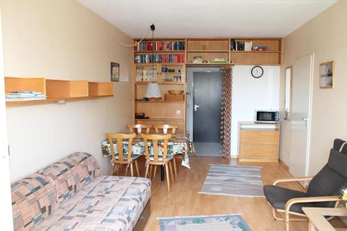 布拉斯里恩的住宿－Ferienwohnung F237 für 2-4 Personen an der Ostsee，客厅配有沙发和桌子