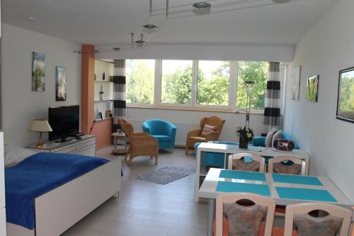 ブラズィリアンにあるFerienappartement S136 für 2-4 Personen an der Ostseeのベッドルーム1室(ベッド1台付)、リビングルームが備わります。