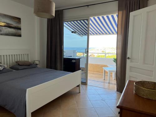 una camera con letto e vista sull'oceano di Lovely sunny Apartment ad Adeje