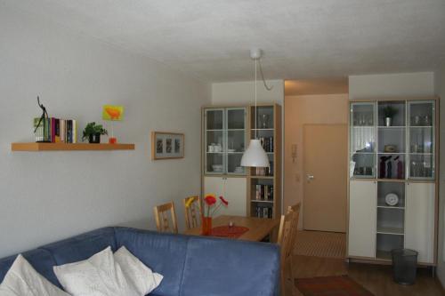 sala de estar con sofá azul y mesa en Ferienwohnung L142 für 2-4 Personen an der Ostsee, en Brasilien