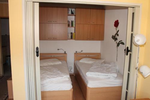 ブラズィリアンにあるFerienwohnung F359のベッド2台 木製キャビネット付きの部屋