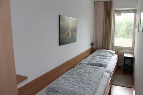 Zimmer mit 2 Betten und einem Fenster in der Unterkunft Ostsee-Ferienwohnung L150 in Brasilien