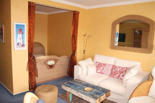 uma sala de estar com um sofá branco e um espelho em Ostsee-Studio F356 em Brasilien