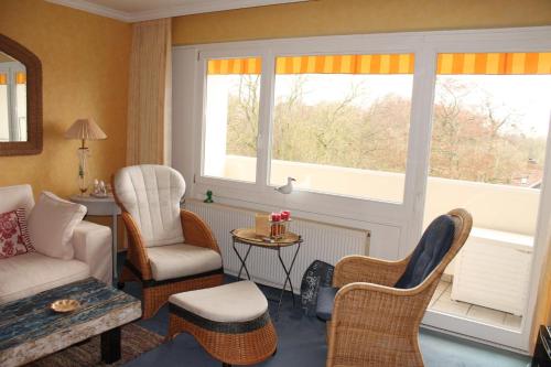uma sala de estar com um sofá e cadeiras e uma janela em Ostsee-Studio F356 em Brasilien