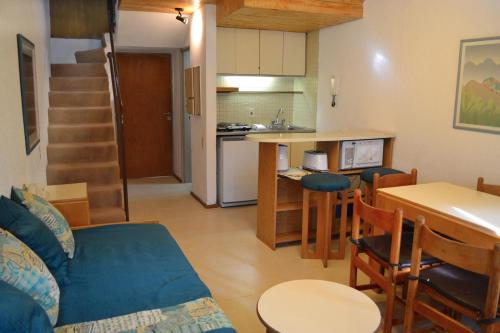 a living room with a couch and a kitchen at Edificio Atenas in Malargüe