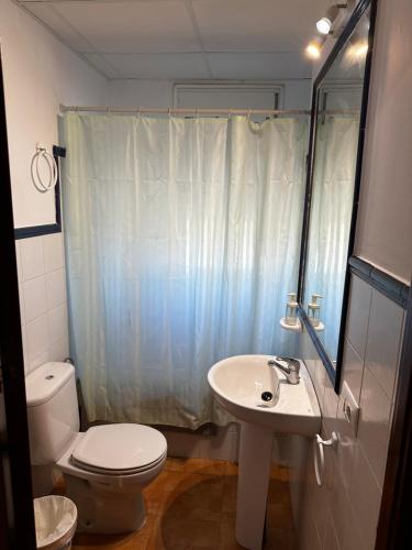 a bathroom with a white toilet and a sink at Sevilla Saltera casa RURAL cerca centro de Sevilla Familiar - Trabajo - Wifi in Salteras