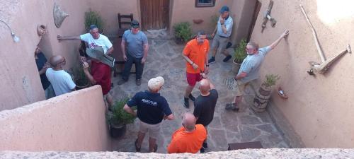 a group of people standing around in a alley at Maison d'hôte sirwaji in Assa