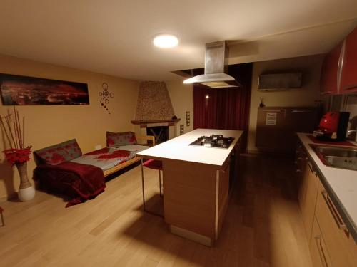 een kleine keuken met een bed in de hoek van een kamer bij Onboarding! in Napels