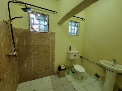 uma casa de banho com um WC e um lavatório em Nicely Furnished Comfortable Holiday Apartment Home at Yarambamba Estate em Yundum