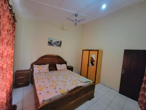 um quarto com uma cama num quarto em Nicely Furnished Comfortable Holiday Apartment Home at Yarambamba Estate em Yundum