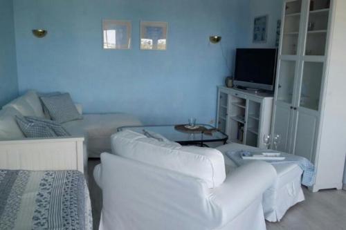 Seeschloss 30 في داهم: غرفة معيشة مع أرائك بيضاء وتلفزيون