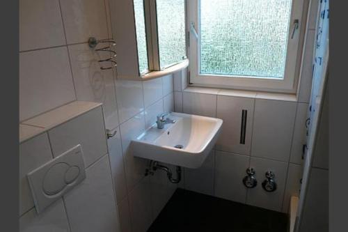 La salle de bains est pourvue d'un lavabo et d'une fenêtre. dans l'établissement Am Kampland 25b, à Dahme