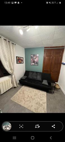 a living room with a bed and a window at T2 proche gare avec wifi 1er étage in Chartres