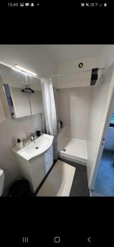La salle de bains est pourvue d'un lavabo et d'une baignoire. dans l'établissement T2 proche gare avec wifi 1er étage, à Chartres