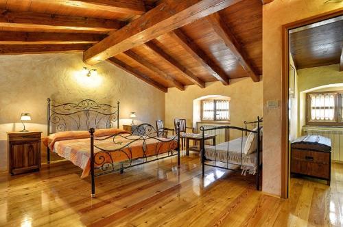 a bedroom with a bed and a wooden floor at Villa Altura in Valtura