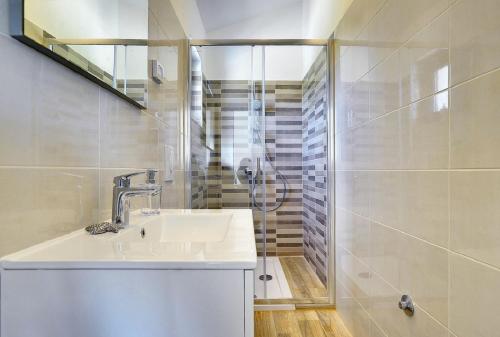 een badkamer met een wastafel en een douche bij Villa Amorea in Šegotići