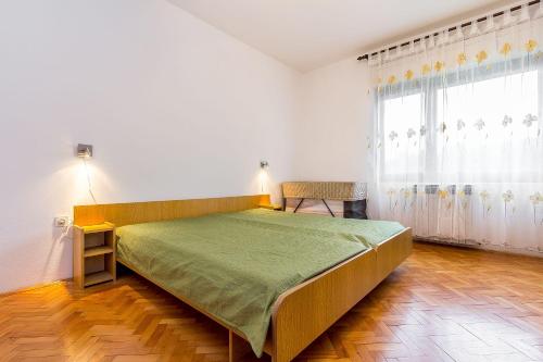 um quarto com uma cama e uma grande janela em Apartment Jovanka em Medulin