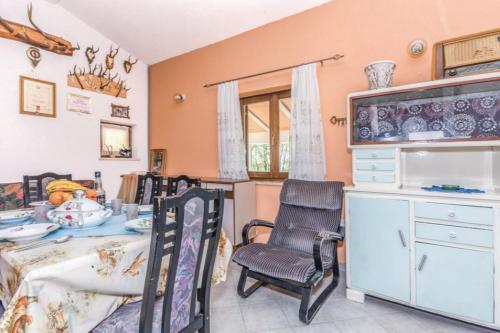 Dolenja Vas的住宿－Casa Monte Maggiore，一间用餐室,在房间内配有桌椅