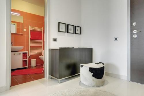 uma casa de banho com um lavatório e um WC. em Apartment City Business em Pula