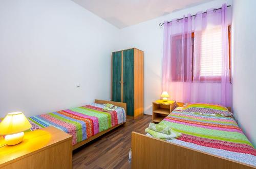 - une chambre avec 2 lits et une commode dans l'établissement Villa Ninetta, à Galižana