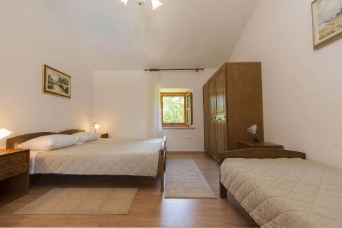 1 Schlafzimmer mit 2 Betten, einer Kommode und einem Fenster in der Unterkunft Villa Stella in Kloštar