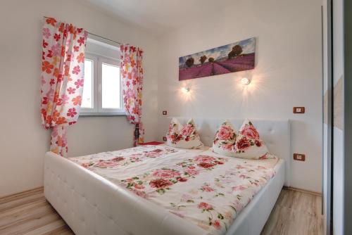 a bedroom with a large white bed with pillows at Villa Marcelia in Pula