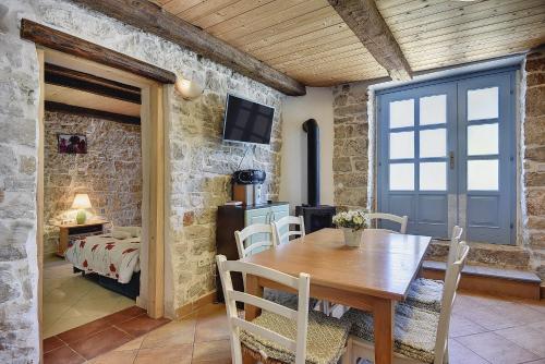 una sala da pranzo con tavolo e una camera da letto di Villa Sherpa a Sveti Lovreč Pazenatički