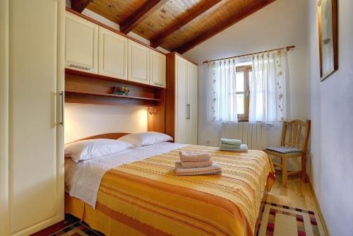 1 dormitorio con 1 cama con 2 toallas en Villa Angelo & Marija, en Jehnići