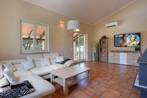Villa mit beheiztem Privatpool, BBQ, Darts