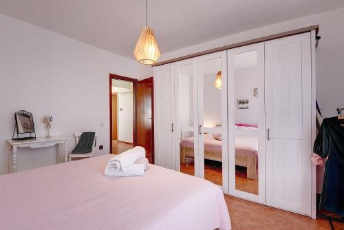 Ένα ή περισσότερα κρεβάτια σε δωμάτιο στο Ferienwohnung mit Klima, WLAN, Balkon und wenige Minuten zum Meer