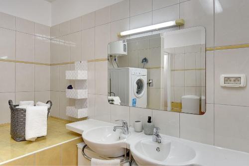 Ένα μπάνιο στο Ferienwohnung mit Klima, WLAN, Balkon und wenige Minuten zum Meer