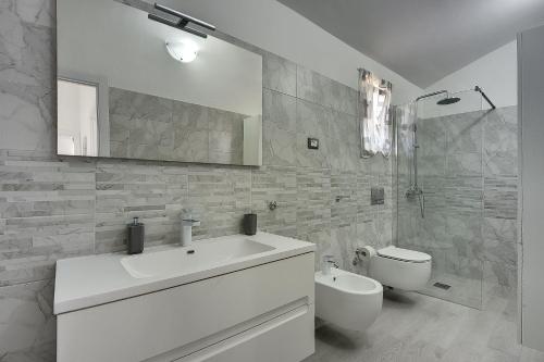 a white bathroom with a sink and a toilet at 500 Meter zum Strand mit Privatpool, Meerblick, Klima, WLAN in Ližnjan