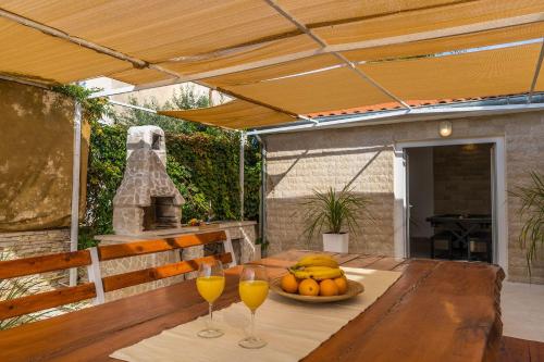 Villa mit Salzwasserpool, Billard, Tischtennis und in Strandnähe