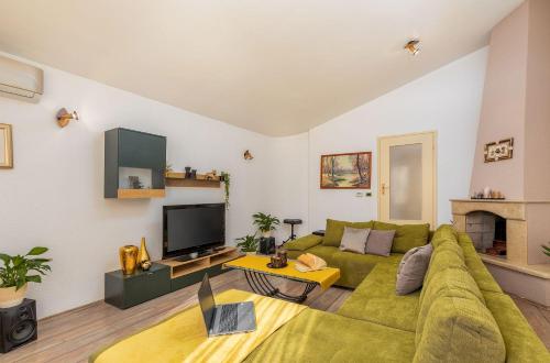 Villa mit Salzwasserpool, Billard, Tischtennis und in Strandnähe