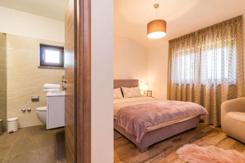 1 dormitorio con 1 cama y baño en Villa mit privatem Pool, WLAN, Klima und Bäder en suite, en Pula