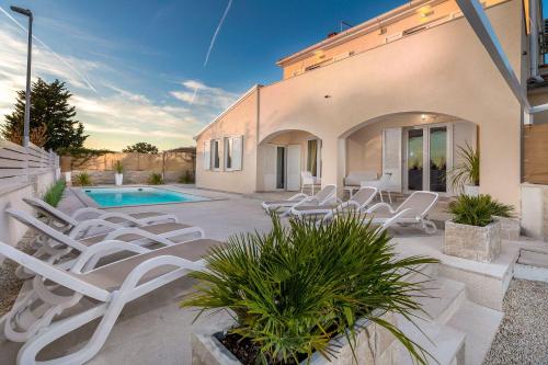 Villa mit Salzwasserpool, Billard, Tischtennis und in Strandnähe