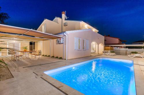 Villa mit Salzwasserpool, Billard, Tischtennis und in Strandnähe