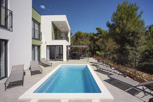 Moderne Villa mit privatem Pool, Sonnenterrasse nur 2 km vom Strand
