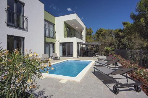 Moderne Villa mit privatem Pool, Sonnenterrasse nur 2 km vom Strand