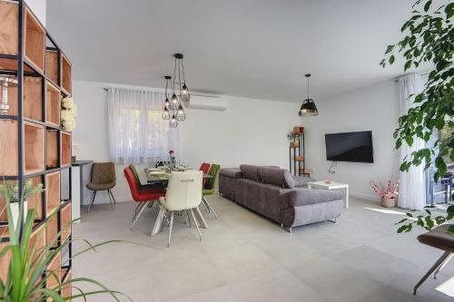 Moderne Villa mit privatem Pool, Sonnenterrasse nur 2 km vom Strand