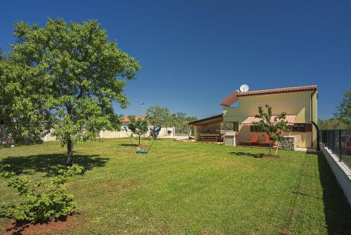 Ferienhaus mit Badminton- und Minifussballplatz