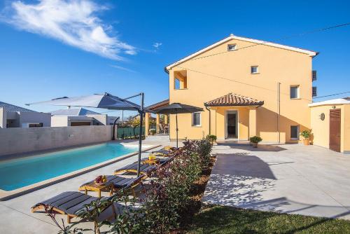 Villa mit privatem Pool, Spielplatz, WLAN, Klima, BBQ